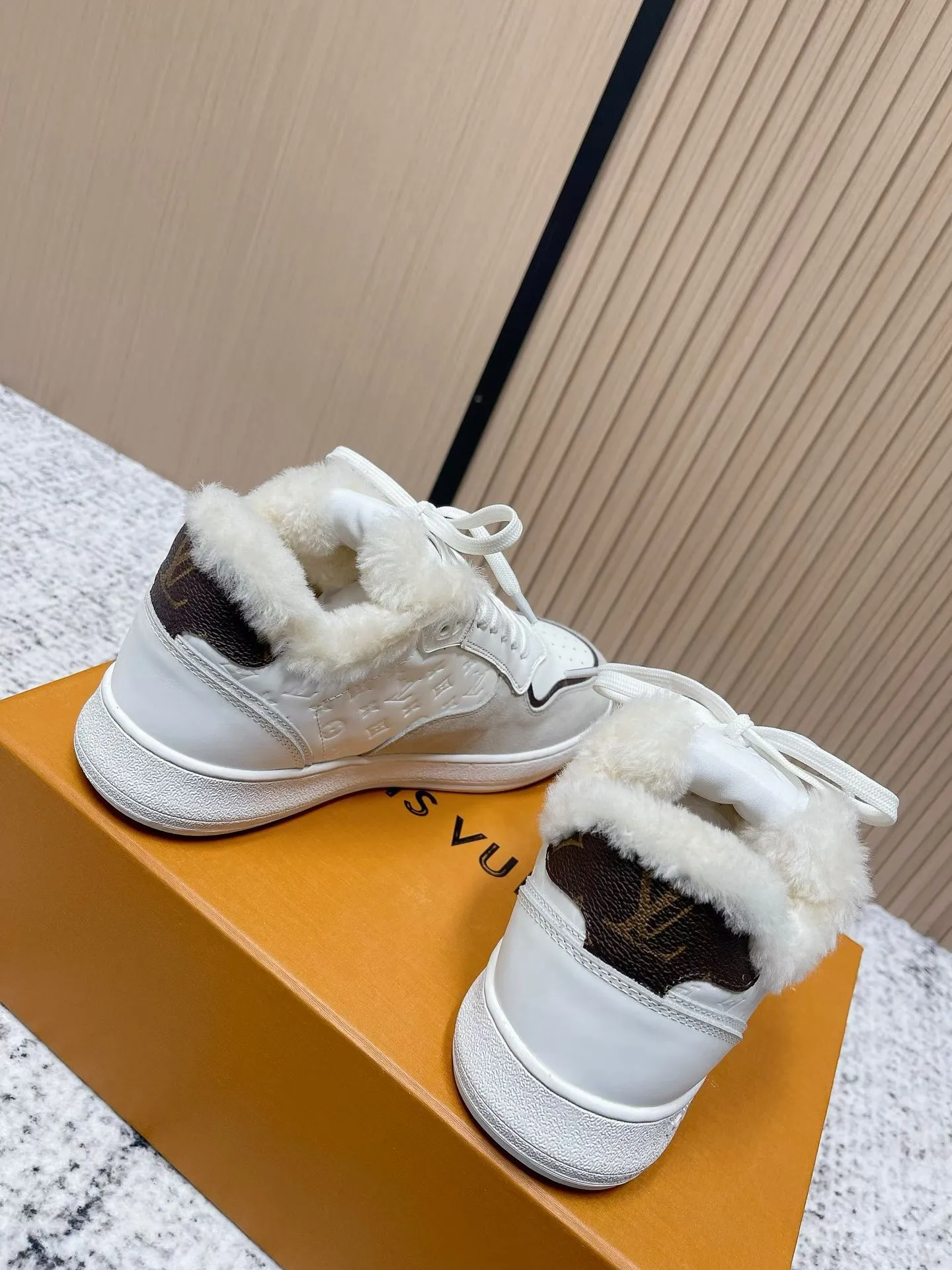 Men's shoes pP700! Top version Louis Vuiton Louis Vuitton sneakers casual shoes wool style‼ ️ LV Trainer sneakers are a classic idea inspired by retro basketball shoes by designer Virgil Abloh. This time, they are spliced ​​with smooth cow leather and Monogram embossed grained cow leather, and are embellished with Monogram flowers on the rubber outsole, reflecting a striking jump in one color! Fabric: Original imported first-layer cowhide Lining: Warm wool lining Bottom thickness: about 3cm Size: 35-41